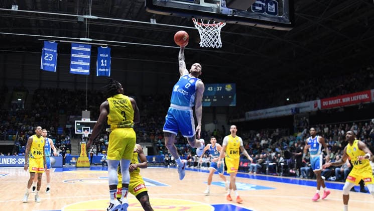15 03 2026, xokbx, Basketball easyCredit BBL Bundesliga, Frankfurt Skyliners EWE Baskets Oldenburg v l Logan Johnson Fraport Skyliners Frankfurt , Chris Clemons EWE Baskets Oldenburg , Zweikampf, Duell, Wurf, Sprung, Dünken, Dunkin, Slam Dunk DFL DFB REGULATIONS PROHIBIT ANY USE OF PHOTOGRAPHS as IMAGE SEQUENCES and or QUASI VIDEO Frankfurt am Main