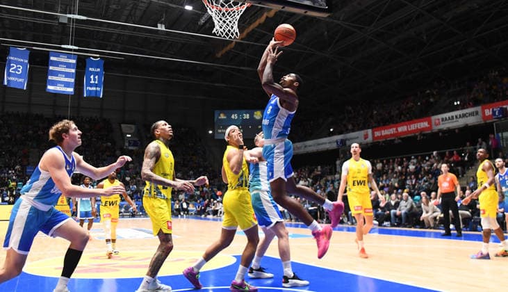 15 03 2026, xokbx, Basketball easyCredit BBL Bundesliga, Frankfurt Skyliners EWE Baskets Oldenburg v l William Christmas Fraport Skyliners Frankfurt , Wurf, Sprung DFL DFB REGULATIONS PROHIBIT ANY USE OF PHOTOGRAPHS as IMAGE SEQUENCES and or QUASI VIDEO Frankfurt am Main