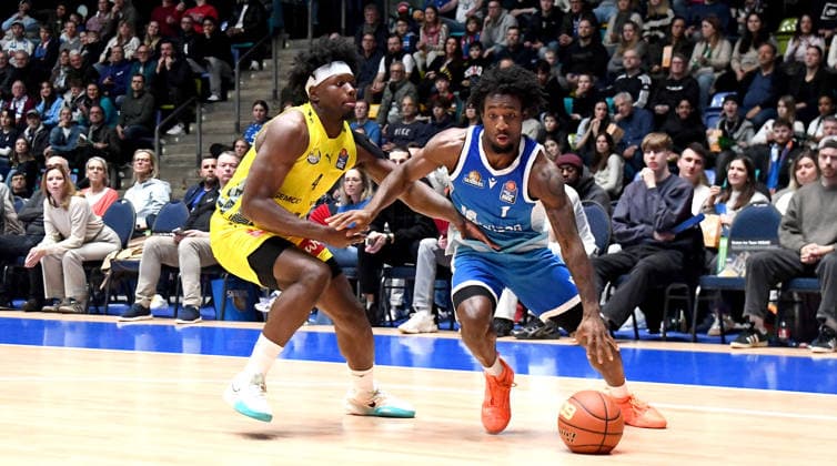 15 03 2026, xokbx, Basketball easyCredit BBL Bundesliga, Frankfurt Skyliners EWE Baskets Oldenburg v l Isaiah Swope Fraport Skyliners Frankfurt , Brian Fobbs EWE Baskets Oldenburg , Zweikampf, Duell, Dribbling DFL DFB REGULATIONS PROHIBIT ANY USE OF PHOTOGRAPHS as IMAGE SEQUENCES and or QUASI VIDEO Frankfurt am Main
