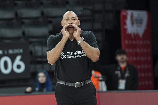 Canada v Japan - 2026 FIBA Women s Basketball World Cup qualification ISTANBUL, TURKIYE - MARCH 15: Head Coach of Japan Corey Gaines gives tactics during 2026 FIBA Women s Basketball World Cup qualification Group C match between Canada and Japan at Basketball Development Center in Istanbul, Turkiye on March 15, 2026. Beyza Comert Anadolu Istanbul Turkey. Editorial use only. Please get in touch for any other usage.  Copyright: x2026xAnadoluxBeyzaxComertx