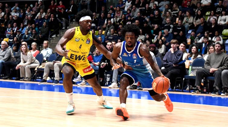 15 03 2026, xokbx, Basketball easyCredit BBL Bundesliga, Frankfurt Skyliners EWE Baskets Oldenburg v l Isaiah Swope Fraport Skyliners Frankfurt , Brian Fobbs EWE Baskets Oldenburg , Zweikampf, Duell, Dribbling DFL DFB REGULATIONS PROHIBIT ANY USE OF PHOTOGRAPHS as IMAGE SEQUENCES and or QUASI VIDEO Frankfurt am Main