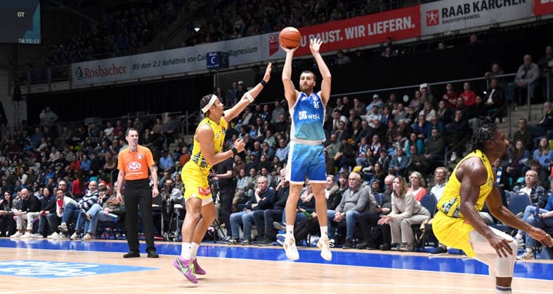 15 03 2026, xokbx, Basketball easyCredit BBL Bundesliga, Frankfurt Skyliners EWE Baskets Oldenburg v l Radii Caisin Fraport Skyliners Frankfurt , Nicholas Tischler EWE Baskets Oldenburg , Zweikampf, Duell, Wurf DFL DFB REGULATIONS PROHIBIT ANY USE OF PHOTOGRAPHS as IMAGE SEQUENCES and or QUASI VIDEO Frankfurt am Main