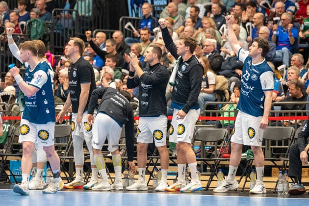 The BHC bench cheers after converting a seven-meter penalty Bergischer HC 06 vs SC Magdeburg, Handball, DAIKIN Handballbundesliga, 25 Matchday, Season 2025 2026, 15 03 2026 Bergischer HC 06 vs SC Magdeburg, Handball, DAIKIN Handballbundesliga, 25 Matchday, Season 2025 2026, 15 03 2026 Duesseldorf Copyright: xEibner-Pressefoto ThomasxHaeslerx EP_THR