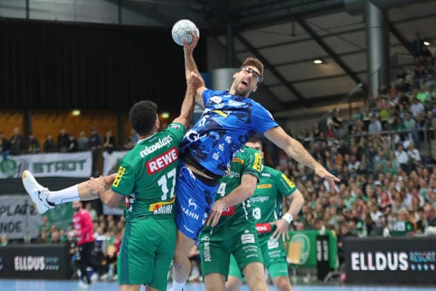Handball DAIKIN HBL, SC DHfK Leipzig TVB Stuttgart 15 03 2026 Antonio Serradilla 5, TVB Stuttgart is fouled by Ahmed Khairi 17, SC DHfK Leipzig on seven meters Handball, DAIKIN HBL, 1 Bundesliga, Season 2025 2026, 25 Matchday SC DHfK Leipzig vs TVB Stuttgart on 15 03 2026 at Quarterback Immobilien Arena Leipzig Copyright: xBEAUTIFULxSPORTS JanxKaeferx