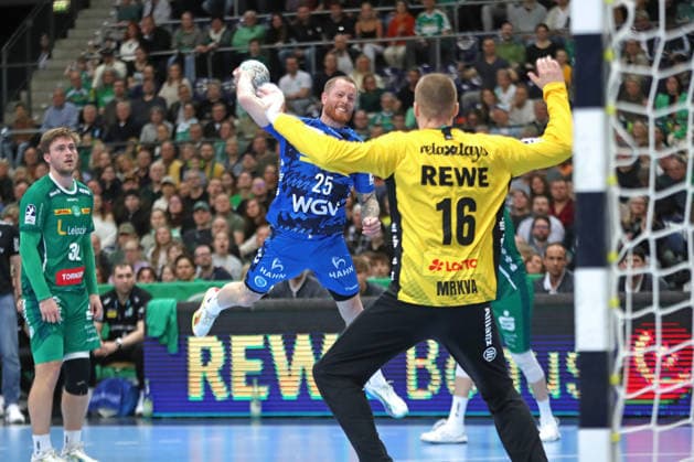 Handball DAIKIN HBL, SC DHfK Leipzig TVB Stuttgart 15 03 2026 Patrick Zieker 25, TVB Stuttgart throws against goalkeeper Tomas Mrkva 16, SC DHfK Leipzig Handball, DAIKIN HBL, 1 Bundesliga, Season 2025 2026, 25 Matchday SC DHfK Leipzig vs TVB Stuttgart on 15 03 2026 at Quarterback Immobilien Arena Leipzig Copyright: xBEAUTIFULxSPORTS JanxKaeferx