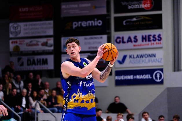 ProA Phoenix Hagen vs Nürnberg Falcons BC, Hagen, 15 03 2026, Ischelandhalle Hagen Anzac Joseph Dennis Rissetto 77, Phoenix Hagen, C receives the ball and is already looking for a teammate ProA Phoenix Hagen vs Nürnberg Falcons BC, Hagen, 15 03 2026, Ischelandhalle Hagen Copyright: xBEAUTIFULxSPORTS Piepenstockx