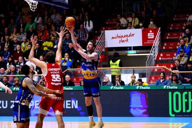 ProA Phoenix Hagen vs Nürnberg Falcons BC, Hagen, 15 03 2026, Ischelandhalle Hagen Fabian Bleck 10, Phoenix Hagen, PF on a lay-up, defended by Brandton Dean Chatfield 33, Nürnberg Falcons BC, C ProA Phoenix Hagen vs Nürnberg Falcons BC, Hagen, 15 03 2026, Ischelandhalle Hagen Copyright: xBEAUTIFULxSPORTS Piepenstockx