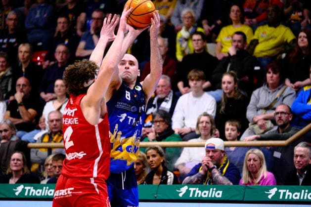ProA Phoenix Hagen vs Nürnberg Falcons BC, Hagen, 15 03 2026, Ischelandhalle Hagen Devin Lawrence Schmidt 8, Phoenix Hagen, SG trying to throw, defended by Carter Dean Whitt 2, Nürnberg Falcons BC, PG ProA Phoenix Hagen vs Nürnberg Falcons BC, Hagen, 15 03 2026, Ischelandhalle Hagen Copyright: xBEAUTIFULxSPORTS Piepenstockx