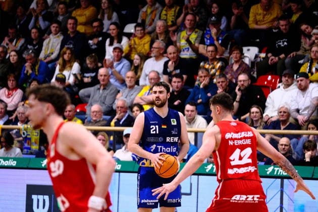 ProA Phoenix Hagen vs Nürnberg Falcons BC, Hagen, 15 03 2026, Ischelandhalle Hagen Tim Uhlemann 21, Phoenix Hagen, PF looking for teammate, defended by Georgios Gkiouzelis 12, Nürnberg Falcons BC, PF ProA Phoenix Hagen vs Nürnberg Falcons BC, Hagen, 15 03 2026, Ischelandhalle Hagen Copyright: xBEAUTIFULxSPORTS Piepenstockx