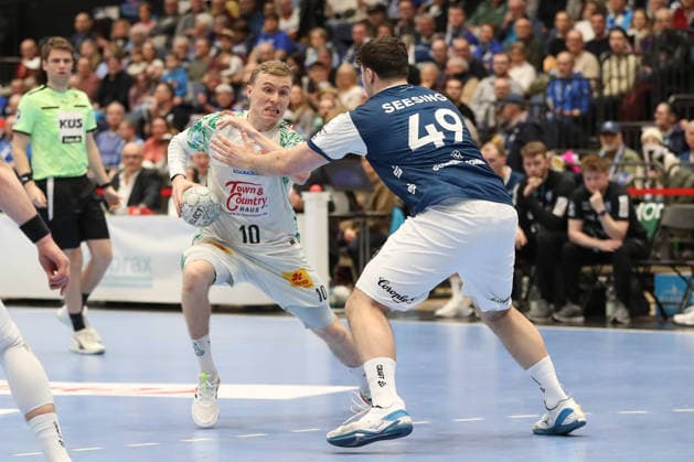 15 03 2026, xgox, Handball Daikin HBL Bergischer HC SC Magdeburg emspor, v l Gisli Thorgeir Kristjansson Magdeburg, 10 , Aron Seesing Bergischer HC, 49 duel, duel, fight, tackle Duesseldorf
