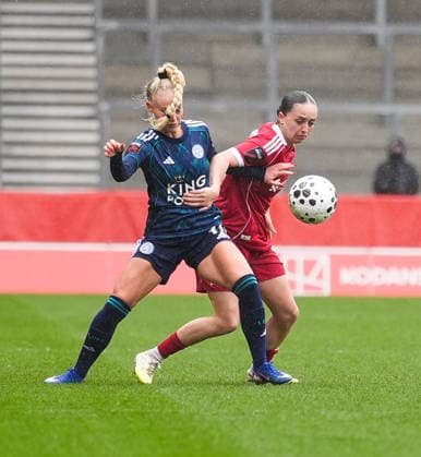 Liverpool Women v Leicester City Women Barclays Women s Super League Alisha Lehmann of Leicester City Women (left) and Mia Enderby of Liverpool Women (right) battle for the ball during the Barclays Women s Super League match at BrewDog Stadium, St Helens 15 03 2026 UK Newspapers OUT Copyright: xMikexMartinx FIL-23137-0095