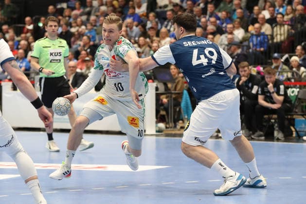 15 03 2026, xgox, Handball Daikin HBL Bergischer HC SC Magdeburg emspor, v l Gisli Thorgeir Kristjansson Magdeburg, 10 , Aron Seesing Bergischer HC, 49 duel, duel, fight, tackle Duesseldorf