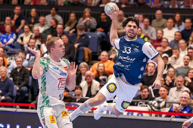 15 03 2026, Handball, HBL, Bergischer HC SC Magdeburg, Mitsubishi Electric HALLE Düsseldorf Eloy Morante Maldonado BHC 33 throws the ball on goal against Omar Ingi Magnusson SC Magdeburg 14 North Rhine-Westphalia Germany