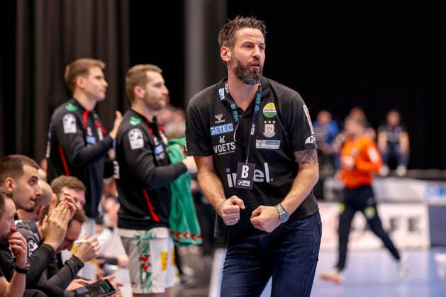 15 03 2026, Handball, HBL, Bergischer HC SC Magdeburg, Mitsubishi Electric HALLE Düsseldorf Head coach Bennet Wiegert SC Magdeburg hc gesticulating on the sidelines North Rhine-Westphalia Germany