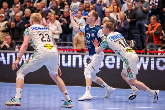 15 03 2026, Handball, HBL, Bergischer HC SC Magdeburg, Mitsubishi Electric HALLE Düsseldorf Fynn Hangstein BHC 10 in a duel against Magnus Saugstrup Jensen SC Magdeburg 23 Omar Ingi Magnusson SC Magdeburg 14 North Rhine-Westphalia Germany