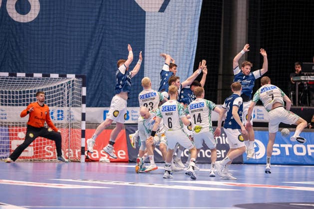 15 03 2026, Handball, HBL, Bergischer HC SC Magdeburg, Mitsubishi Electric HALLE Düsseldorf The BHC wall defends against Felix Claars throw SC Magdeburg 07 North Rhine-Westphalia Germany