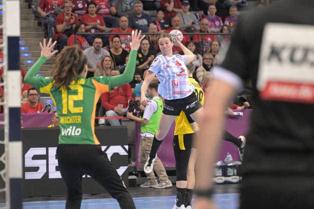 Amelie Berger HSG Bensheim Auerbach, 03 throwing goal in duel with Sarah Wachter BVB Borussia Dortmund Handball, 12 in goal HSG Bensheim Auerbach vs BVB Borussia Dortmund Handball, Handball, Women, DHB Pokal Haushahn Final 4, Final, Season 2025 2026, 15 03 2026 HSG Bensheim Auerbach vs BVB Borussia Dortmund Handball, Handball, Women, DHB Pokal Haushahn Final 4, Final, Season 2025 2026, 15 03 2026 Stuttgart Copyright: xEibner-Pressefoto TobiasxBaurx EP_TBR