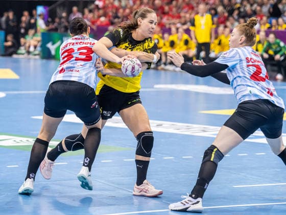 Guro Nestaker Borussia Dortmund, 33 in duel with Lucie Marie Kretzschmar HSG Bensheim Auerbach, 33 and Meike Schmelzer HSG Bensheim Auerbach, 24 , HSG Bensheim Auerbach vs Borussia Dortmund, Handball, DHB Pokal Haushahn Final 4, Final, Season 2025 2026, 15 03 2026 HSG Bensheim Auerbach vs Borussia Dortmund, Handball, DHB Pokal Haushahn Final 4, Final, Season 2025 2026, 15 03 2026 Stuttgart Copyright: xMichaelxSchmidt Eibner-Pressefotx EP_MST