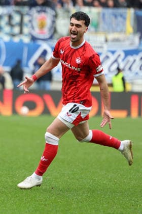 15 03 2026, xrekx, Fußball 2 Bundesliga, 1 FC Kaiserslautern Karlsruher SC v l Torjubel nach dem Tor zum celebrating the goal celebrate 3 0 durch Mahir Emreli 1 FC Kaiserslautern DFL DFB REGULATIONS PROHIBIT ANY USE OF PHOTOGRAPHS as IMAGE SEQUENCES and or QUASI VIDEO Kaiserslautern