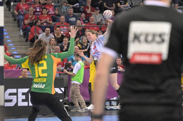 Amelie Berger HSG Bensheim Auerbach, 03 throwing goal in duel with Sarah Wachter BVB Borussia Dortmund Handball, 12 in goal HSG Bensheim Auerbach vs BVB Borussia Dortmund Handball, Handball, Women, DHB Pokal Haushahn Final 4, Final, Season 2025 2026, 15 03 2026 HSG Bensheim Auerbach vs BVB Borussia Dortmund Handball, Handball, Women, DHB Pokal Haushahn Final 4, Final, Season 2025 2026, 15 03 2026 Stuttgart Copyright: xEibner-Pressefoto TobiasxBaurx EP_TBR