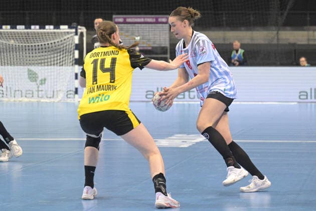 Lena Sophia Degenhardt HSG Bensheim Auerbach, 08 in duel with Alieke van Maurik BVB Borussia Dortmund Handball, 14 HSG Bensheim Auerbach vs BVB Borussia Dortmund Handball, Handball, Women, DHB Pokal Haushahn Final 4, Final, Season 2025 2026, 15 03 2026 HSG Bensheim Auerbach vs BVB Borussia Dortmund Handball, Handball, Women, DHB Pokal Haushahn Final 4, Final, Season 2025 2026, 15 03 2026 Stuttgart Copyright: xEibner-Pressefoto TobiasxBaurx EP_TBR