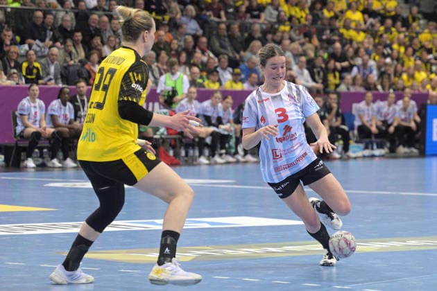 Amelie Berger HSG Bensheim Auerbach, 03 in duel with Emma Olsson BVB Borussia Dortmund Handball, 29 HSG Bensheim Auerbach vs BVB Borussia Dortmund Handball, Handball, Women, DHB Pokal Haushahn Final 4, Final, Season 2025 2026, 15 03 2026 HSG Bensheim Auerbach vs BVB Borussia Dortmund Handball, Handball, Women, DHB Pokal Haushahn Final 4, Final, Season 2025 2026, 15 03 2026 Stuttgart Copyright: xEibner-Pressefoto TobiasxBaurx EP_TBR