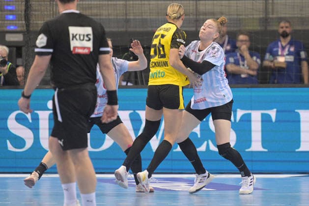 Meike Schmelzer HSG Bensheim Auerbach, 24 in duel with Dana Bleckmann BVB Borussia Dortmund Handball, 66 HSG Bensheim Auerbach vs BVB Borussia Dortmund Handball, Handball, Women, DHB Pokal Haushahn Final 4, Final, Season 2025 2026, 15 03 2026 HSG Bensheim Auerbach vs BVB Borussia Dortmund Handball, Handball, Women, DHB Pokal Haushahn Final 4, Final, Season 2025 2026, 15 03 2026 Stuttgart Copyright: xEibner-Pressefoto TobiasxBaurx EP_TBR