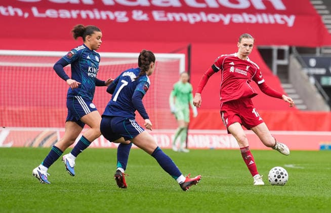 Liverpool Women v Leicester City Women Barclays Women s Super League Jenna Clark of Liverpool Women (right) passes the ball during the Barclays Women s Super League match at BrewDog Stadium, St Helens 15 03 2026 UK Newspapers OUT Copyright: xMikexMartinx FIL-23137-0098