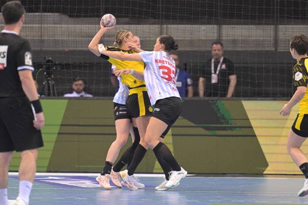 Dana Bleckmann BVB Borussia Dortmund Handball, 66 in duel with Lucie Marie Kretzschmar HSG Bensheim Auerbach, 33 HSG Bensheim Auerbach vs BVB Borussia Dortmund Handball, Handball, Women, DHB Pokal Haushahn Final 4, Final, Season 2025 2026, 15 03 2026 HSG Bensheim Auerbach vs BVB Borussia Dortmund Handball, Handball, Women, DHB Pokal Haushahn Final 4, Final, Season 2025 2026, 15 03 2026 Stuttgart Copyright: xEibner-Pressefoto TobiasxBaurx EP_TBR