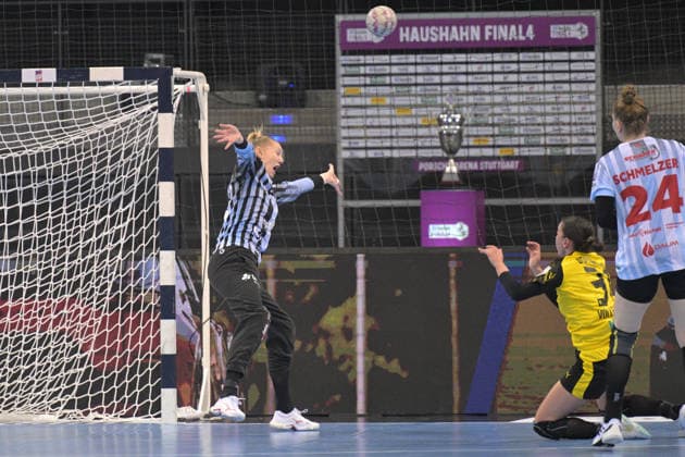 Helen van Beurden HSG Bensheim Auerbach, 36 in duel with Kelly Vollebregt BVB Borussia Dortmund Handball, 31 HSG Bensheim Auerbach vs BVB Borussia Dortmund Handball, Handball, Women, DHB Pokal Haushahn Final 4, Final, Season 2025 2026, 15 03 2026 HSG Bensheim Auerbach vs BVB Borussia Dortmund Handball, Handball, Women, DHB Pokal Haushahn Final 4, Final, Season 2025 2026, 15 03 2026 Stuttgart Copyright: xEibner-Pressefoto TobiasxBaurx EP_TBR