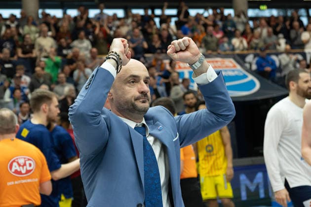 Milenko Bogicevic MBC, Head Coach , Cheering after the 99 68 home win, Syntainics MBC vs ALBA BERLIN, Basketball, 1 Bundesliga, Men, 24 Matchday, Season 2025 26, 15 03 2026 Weißenfels Stadthalle Sachsen Anhalt Germany