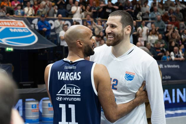 Akeem Vargas MBC, 11 , Nemanja Djurisic MBC, 42 , Cheers after the 99 68 home win, Syntainics MBC vs ALBA BERLIN, Basketball, 1 Bundesliga, Men, Matchday 24, Season 2025 26, 15 03 2026 Weißenfels Stadthalle Sachsen Anhalt Germany