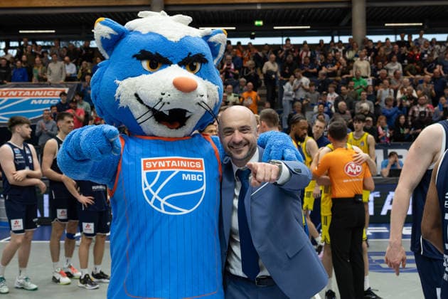 Milenko Bogicevic MBC, Head Coach with mascot, cheering after the 99 68 home win, Syntainics MBC vs ALBA BERLIN, Basketball, 1 Bundesliga, Men, 24 Matchday, Season 2025 26, 15 03 2026 Weißenfels Stadthalle Sachsen Anhalt Germany