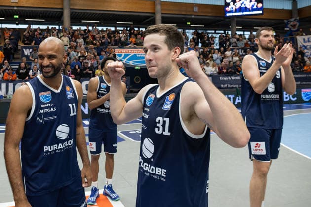 MBC players Akeem Vargas MBC, 11 , Spencer Reaves MBC, 31 , Kresimir Nikic MBC 9 after the 99 68 home win, Syntainics MBC vs ALBA BERLIN, Basketball, 1 Bundesliga, Men, Matchday 24, Season 2025 26, 15 03 2026 Weißenfels Stadthalle Sachsen Anhalt Germany