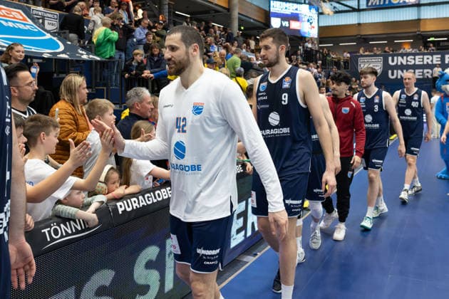 MBC players high-fiving with fans after the 99 68 home win, Syntainics MBC vs ALBA BERLIN, Basketball, 1 Bundesliga, Men, 24 Matchday, Season 2025 26, 15 03 2026 Weißenfels Stadthalle Sachsen Anhalt Germany