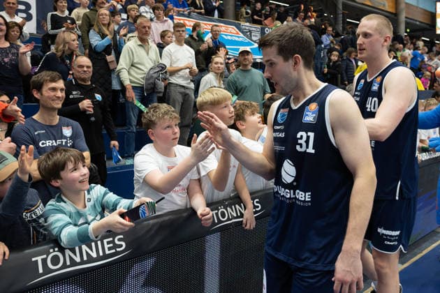 MBC players high-fiving with fans after the 99 68 home win, Syntainics MBC vs ALBA BERLIN, Basketball, 1 Bundesliga, Men, 24 Matchday, Season 2025 26, 15 03 2026 Weißenfels Stadthalle Sachsen Anhalt Germany