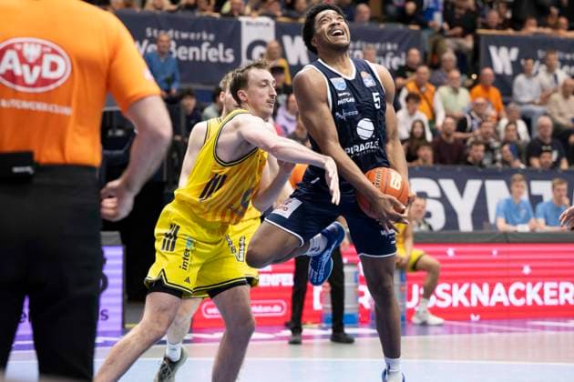 EasyCredit Basketball Bundesliga 2025 2026 Syntainics MBC vs Alba Berlin Weissenfels, Germany 15 March 2026 In the picture from left Moses Wood Berlin and Marcus Foster Weissenfels Weissenfels Stadthalle Weissenfels Saxony Anhalt Germany