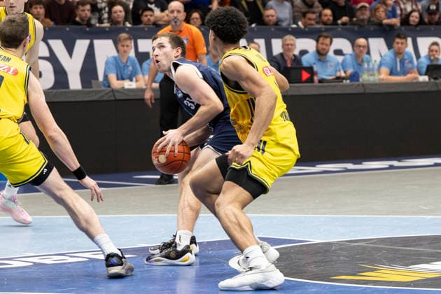 EasyCredit Basketball Bundesliga 2025 2026 Syntainics MBC vs Alba Berlin Weissenfels, Germany 15 March 2026 Pictured from left Spencer Reaves Weissenfels and Jack Kayil Berlin Weissenfels Stadthalle Weissenfels Saxony Anhalt Germany
