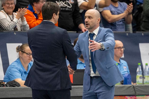 EasyCredit Basketball Bundesliga 2025 2026 Syntainics MBC vs Alba Berlin Weissenfels, Germany 15 March 2026 In the picture from left coach Pedro Calles Berlin and coach Milenko Bogicevic Weissenfels Weissenfels Stadthalle Weissenfels Sachsen Anhalt Germany