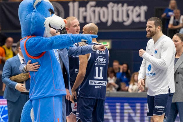 EasyCredit Basketball Bundesliga 2025 2026 Syntainics MBC vs Alba Berlin Weissenfels, Germany 15 March 2026 In the picture from left Mascot Wolf and Nemanja Djurisic Weissenfels Weissenfels Stadthalle Weissenfels Saxony Anhalt Germany