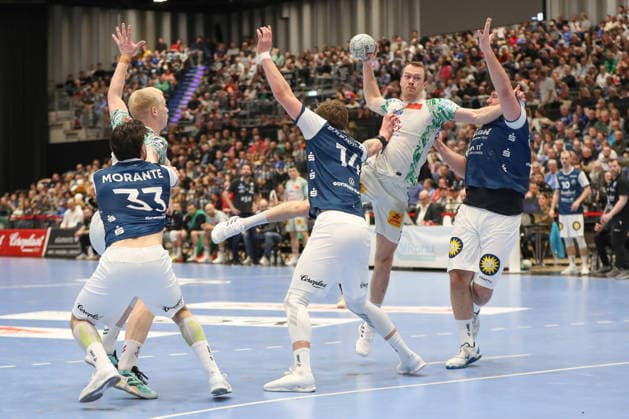 15 03 2026, xgox, Handball Daikin HBL Bergischer HC SC Magdeburg emspor, v l Magnus Saugstrup Magdeburg, 23 , Eloy Morante Maldonado Bergischer HC, 33 , Gerdas Babarskas Bergischer HC, 14 , Felix Claar Magdeburg, 7 , Aron Seesing Bergischer HC, 49 duel, duel, fight, tackle Duesseldorf