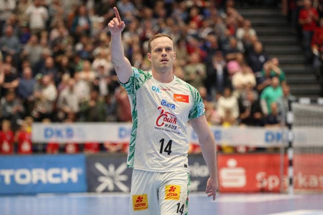 15 03 2026, xgox, Handball Daikin HBL Bergischer HC SC Magdeburg emspor, v l Omar Ingi Magnusson Magdeburg, 14 gives instructions, gestures with arms, gesticulates, gives instructions Duesseldorf
