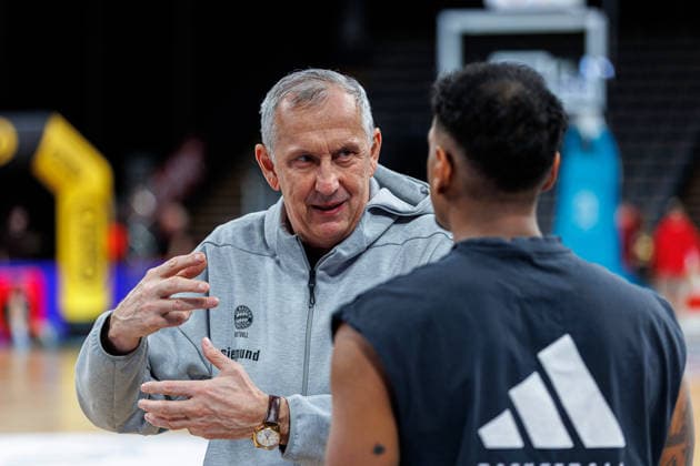 Emir Mutapcic FC Bayern Muenchen Basketball, Co Coach , Xavier Rathan Mayes FC Bayern Muenchen Basketball, 04 , warm up, warm up, before the start of the game, BMA365 Bamberg Baskets vs FC Bayern Muenchen Basketball, Basketball, easyCredit BBL, 24 Matchday, 15 03 2026 BMA365 Bamberg Baskets vs FC Bayern Muenchen Basketball, Basketball, easyCredit BBL, 24 Matchday, 15 03 2026 Bamberg Copyright: xEibner-Pressefoto G.xSantemizx EP_EER