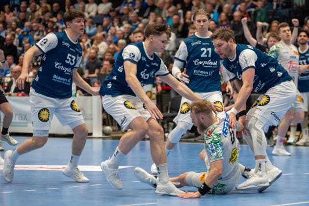 Together the BHC players bring down Matthias Musche SC Magdeburg, 06 Bergischer HC 06 vs SC Magdeburg, Handball, DAIKIN Handballbundesliga, 25 Matchday, Season 2025 2026, 15 03 2026 Bergischer HC 06 vs SC Magdeburg, Handball, DAIKIN Handballbundesliga, 25 Matchday, Season 2025 2026, 15 03 2026 Duesseldorf Copyright: xEibner-Pressefoto ThomasxHaeslerx EP_THR