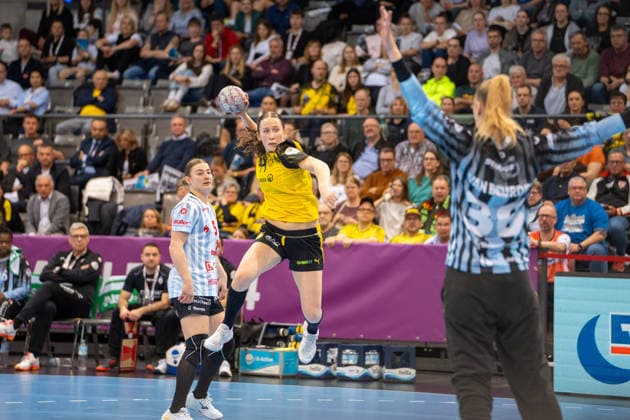 Handball I Women I Season 2025 2026 I DHB Cup Final 4 I Final I HSG Bensheim Auerbach Borussia Dortmund I 15 03 2026 Lara Egeling 44, Borussia Dortmund in the throw Stuttgart Porsche Arena Baden Württemberg Germany Copyright: xLobeca MaxxPetershansx