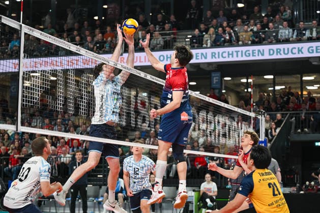 15 03 2026, xdobgx, Volleyball Volleyball Bundesliga VBL, SVG Lüneburg ASV Dachau v l Ethan Champlin SVG Lüneburg, 20 on block, block attempt, block, blocking the ball