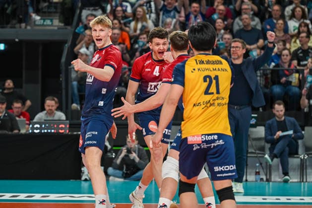 15 03 2026, xdobgx, Volleyball Volleyball Bundesliga VBL, SVG Lüneburg ASV Dachau v l Axel Juul Larsen SVG Lüneburg, 18 , Christopher Byam SVG Lüneburg, 4 , Santeri Välimaa SVG Lüneburg, 12 , Sho Takahashi SVG Lüneburg, 21 Team jubilation, cheers together, team celebration