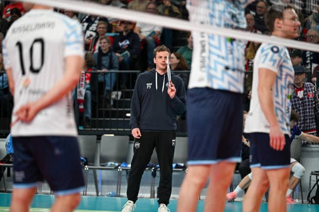 15 03 2026, xdobgx, Volleyball Volleyball Bundesliga VBL, SVG Lüneburg ASV Dachau v l Patrick Steuerwald ASV Dachau, Trainer Trainer gibt Anweisungen, coach gives instructions