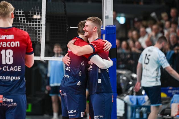 15 03 2026, xdobgx, Volleyball Volleyball Bundesliga VBL, SVG Lüneburg ASV Dachau v l Jackson Howe SVG Lüneburg, 6 , Shane Holdaway SVG Lüneburg, 1 smiling, friendly expression, smiling, friendly expression