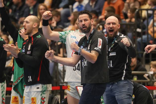 15 03 2026, xgox, Handball Daikin HBL Bergischer HC SC Magdeburg emspor, v l Bennet Wiegert Magdeburg, coach jubilation, goal celebration, celebrate the goal, celebration Duesseldorf
